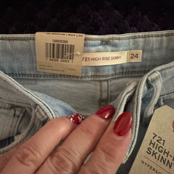 Levi NWT. Distressed skinny jeans. - Picture 6 of 6